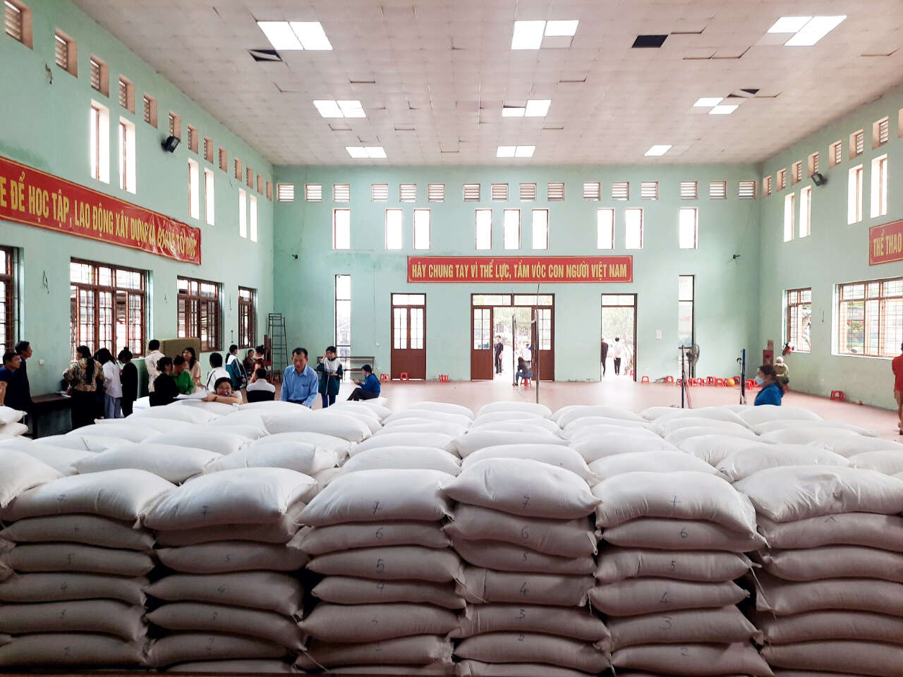 Phát gạo hỗ trợ cho học sinh