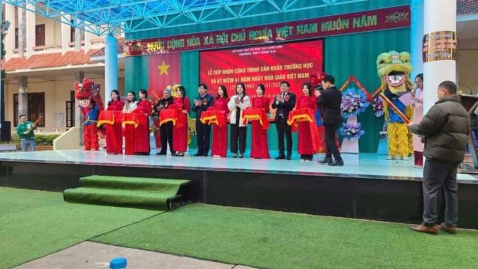 TẤM GƯƠNG SÁNG CHUNG TAY VÌ SỰ PHÁT TRIỂN CỦA NGÔI TRƯỜNG GẦN 60 NĂM TUỔI!