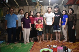 Trường THPT Bình Gia, tổ chức thăm hỏi và tặng quà cho gia đình học sinh lớp 10A4 trường THPT Bình Gia
