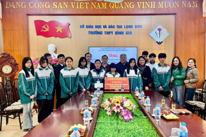 Đoàn công tác của Ủy ban kiểm tra Đảng ủy quân sự tỉnh và  Ủy ban Kiểm tra các Huyện ủy, Thành ủy tỉnh Lạng Sơn, đến thăm và  tặng quà cho học sinh trường THPT Bình Gia